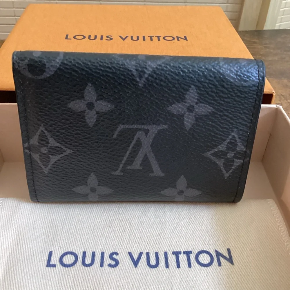 LV Discovery compact wallet Eclipse monogram tri fold